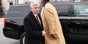 Fed Official Urges Caution on Rate Cuts as Iran War Drags On