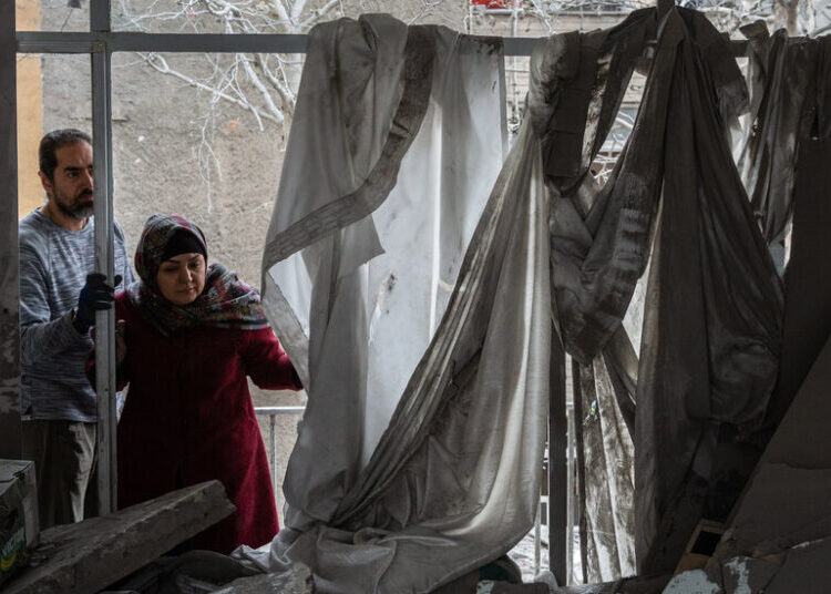 Trump Signals Retreat From Goal of Regime Change in Iran