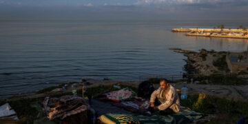 On Beirut’s Waterfront, Loss Meets Life, and Luxury, Amid War