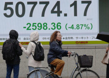 Stocks Tumble as Oil Prices Rise