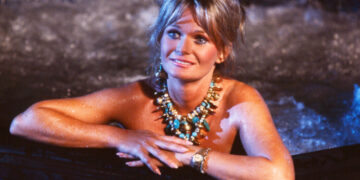 Valerie Perrine, Screen Siren Who Won Critical Acclaim, Dies at 82