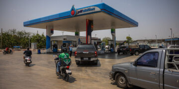 Oil Prices Rise a Day After 10% Plunge