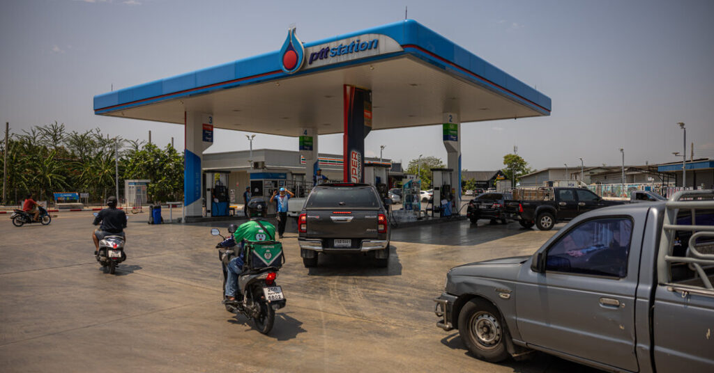 Oil Prices Rise a Day After 10% Plunge