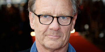 Robert Fox, Acclaimed Producer in Britain and on Broadway, Dies at 73