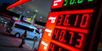 Stocks Sink and Oil Dips After Trump Delays Threat to Bomb Iran