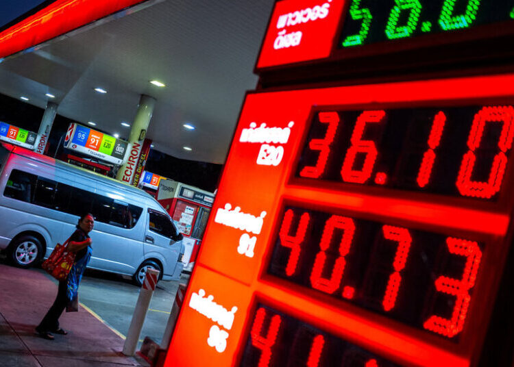 Stocks Sink and Oil Dips After Trump Delays Threat to Bomb Iran