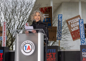 Outside Kennedy Center, Jane Fonda and Joan Baez Raise Voices in Protest