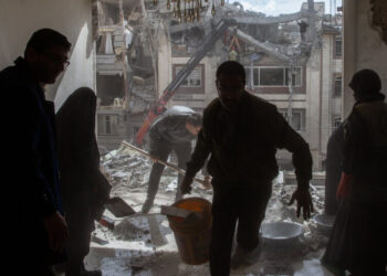 Iran Moves to Assert Control Over Strait While Trading Strikes With Israel