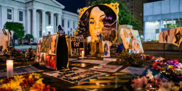 Judge Agrees to Drop Charges Against Officers in Breonna Taylor’s Death