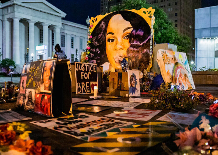 Judge Agrees to Drop Charges Against Officers in Breonna Taylor’s Death