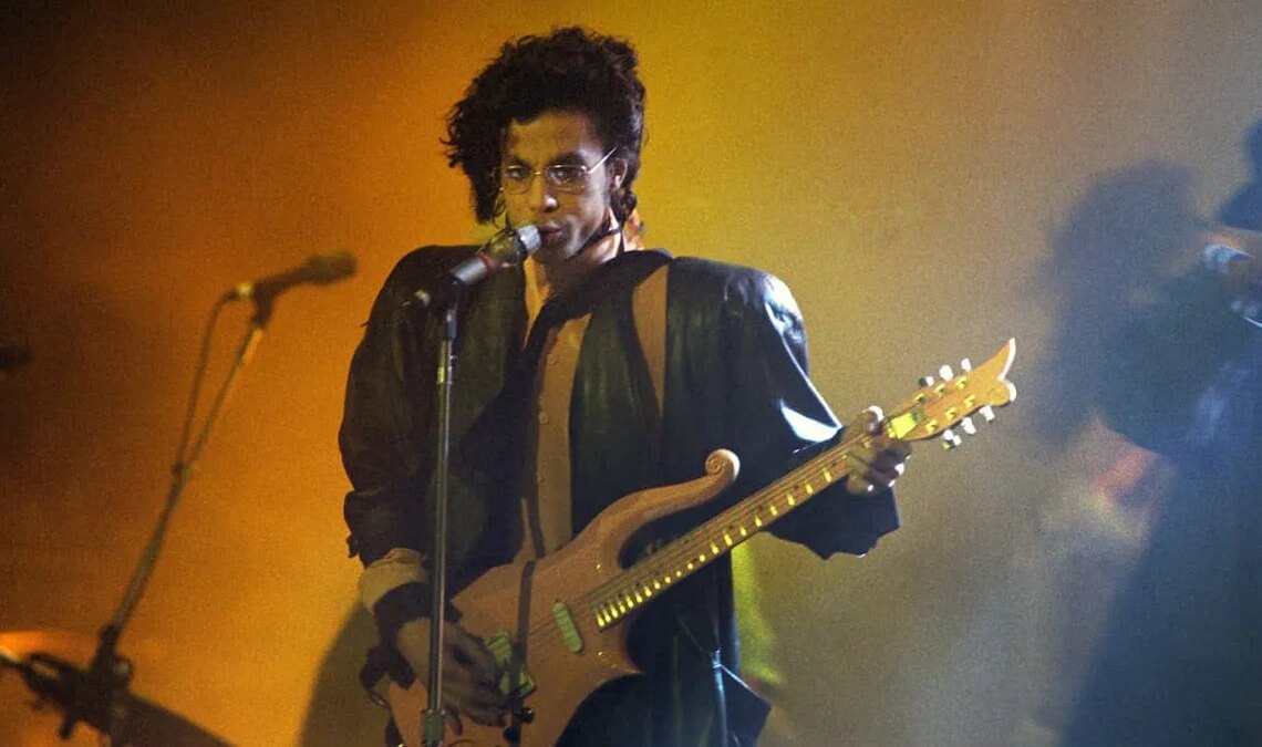 3 R&B Songs That Feel Like the Perfect First Kiss