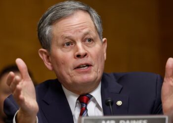 MAGA Senator Makes Dramatic Move as Party Fears Rout