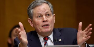 MAGA Senator Makes Dramatic Move as Party Fears Rout