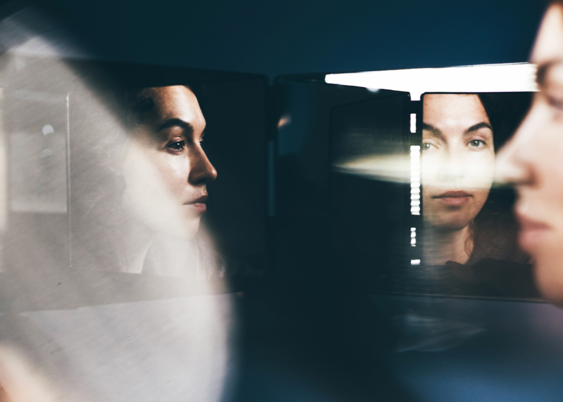 5 Body Language Signs You’re Talking to a Narcissist