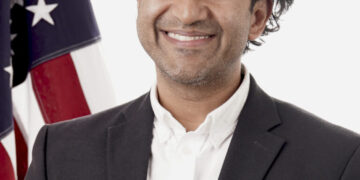 Controversial top vaccine regulator to depart FDA