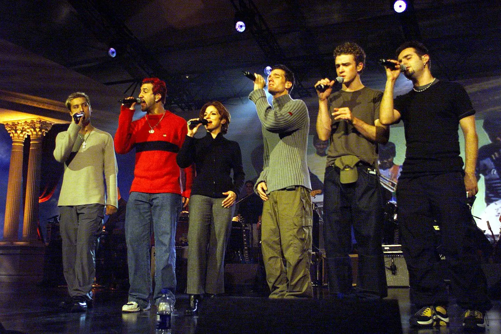 Gloria Estefan performs with *NSYNC in 1999.