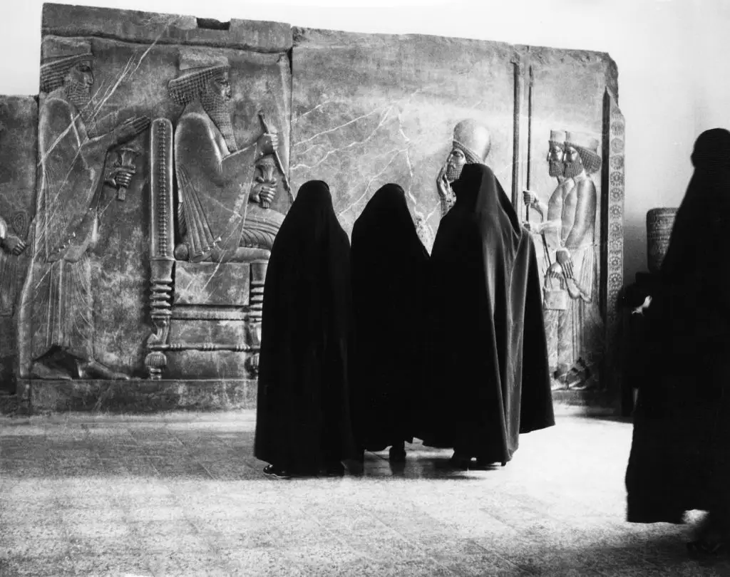 Women in veils at the Museum of Tehran in the 1960s.