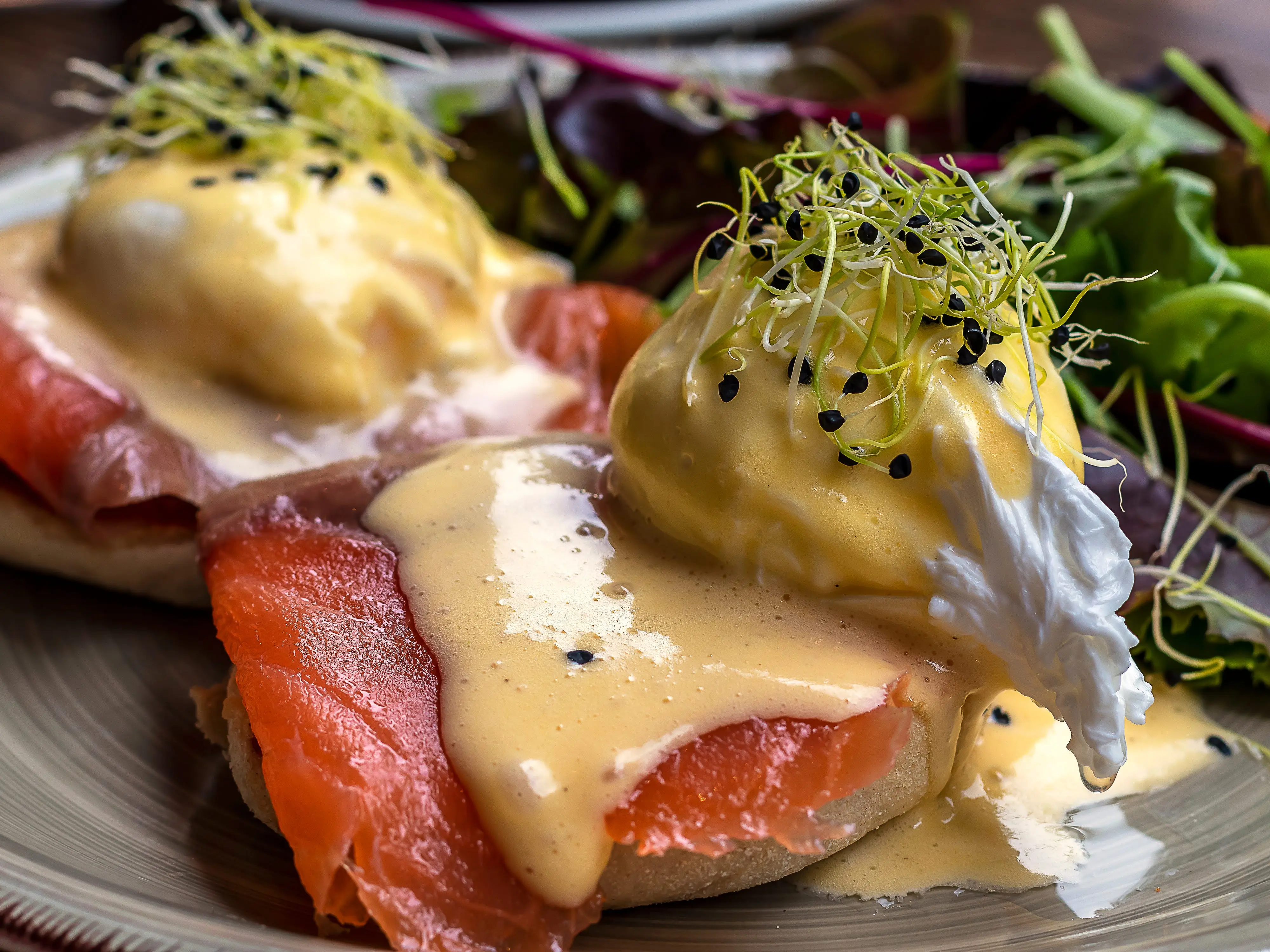 Smoked salmon eggs Benedict
