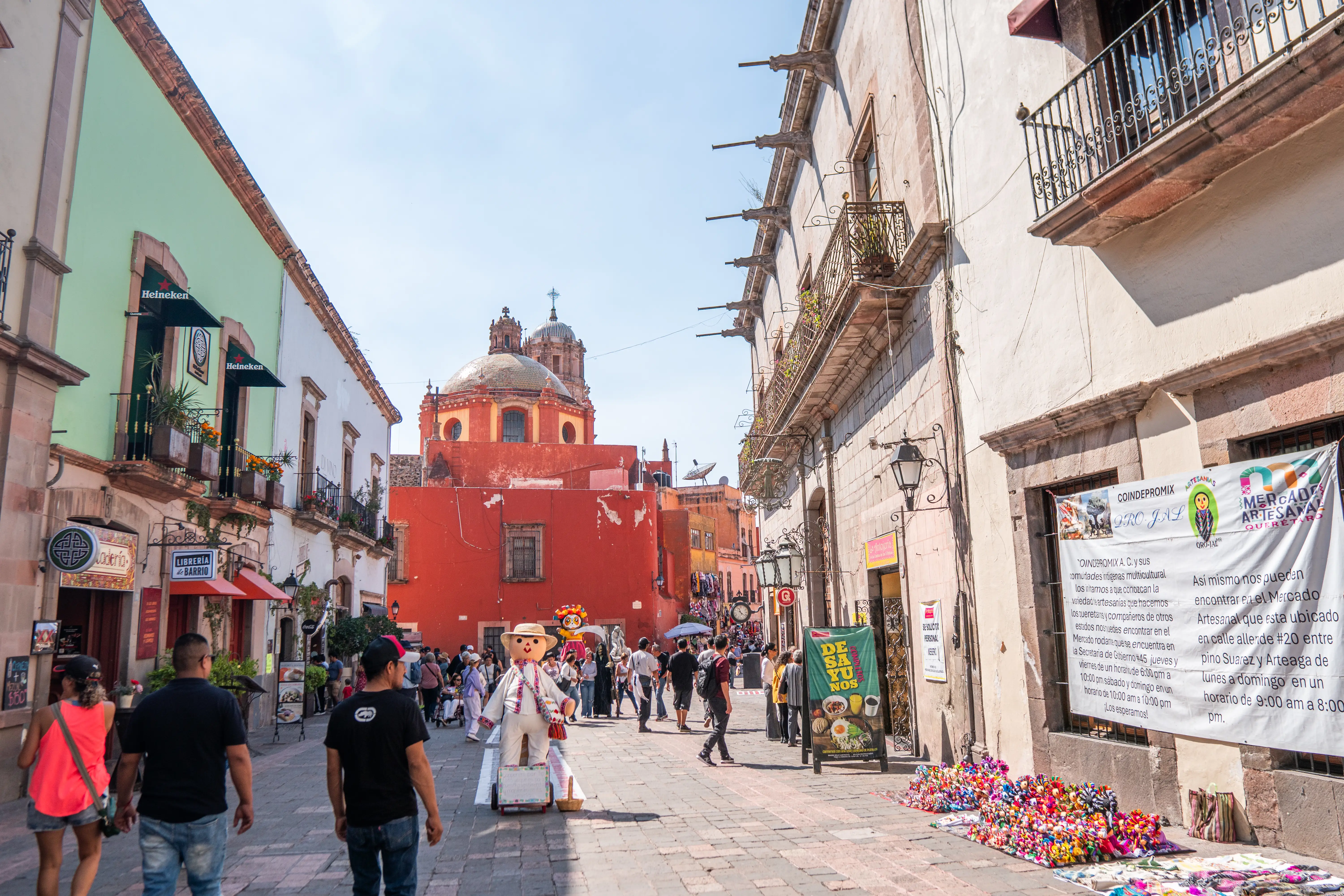 View of people walking in Querétaro