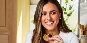 A dietitian shares what she eats to get 100 grams of protein in a day to build muscle mass