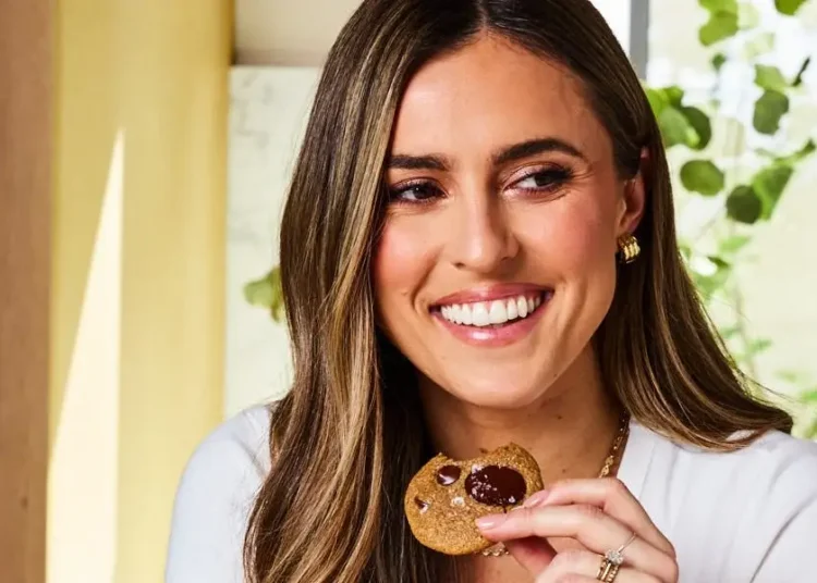 A dietitian shares what she eats to get 100 grams of protein in a day to build muscle mass