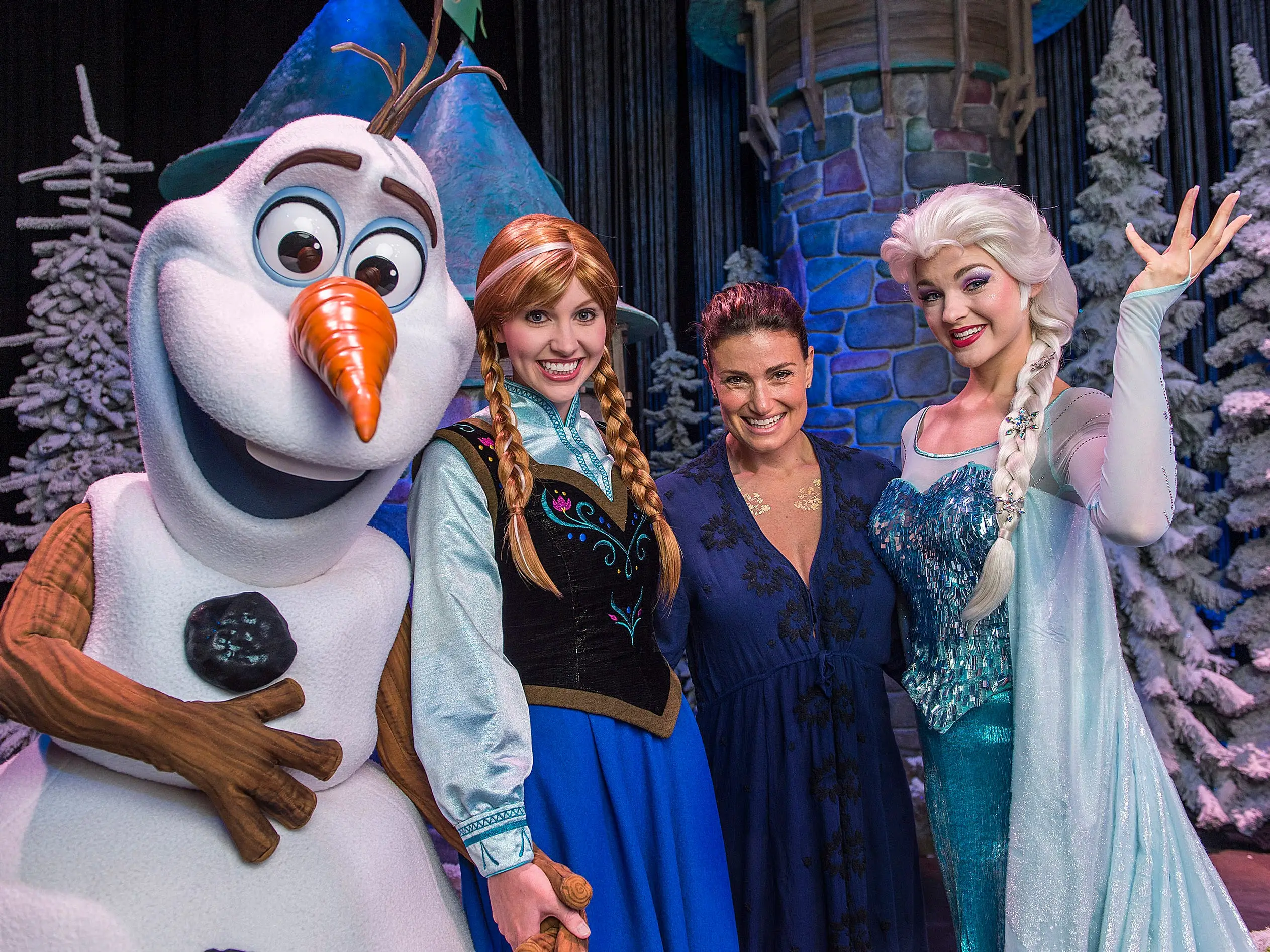 Idina Menzel poses on July 28, 2015 with Elsa, Anna and Olaf from Disney's 