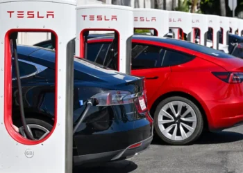 Departing Tesla finance VP says he slept under his desk while the company was under ‘deathwatch’