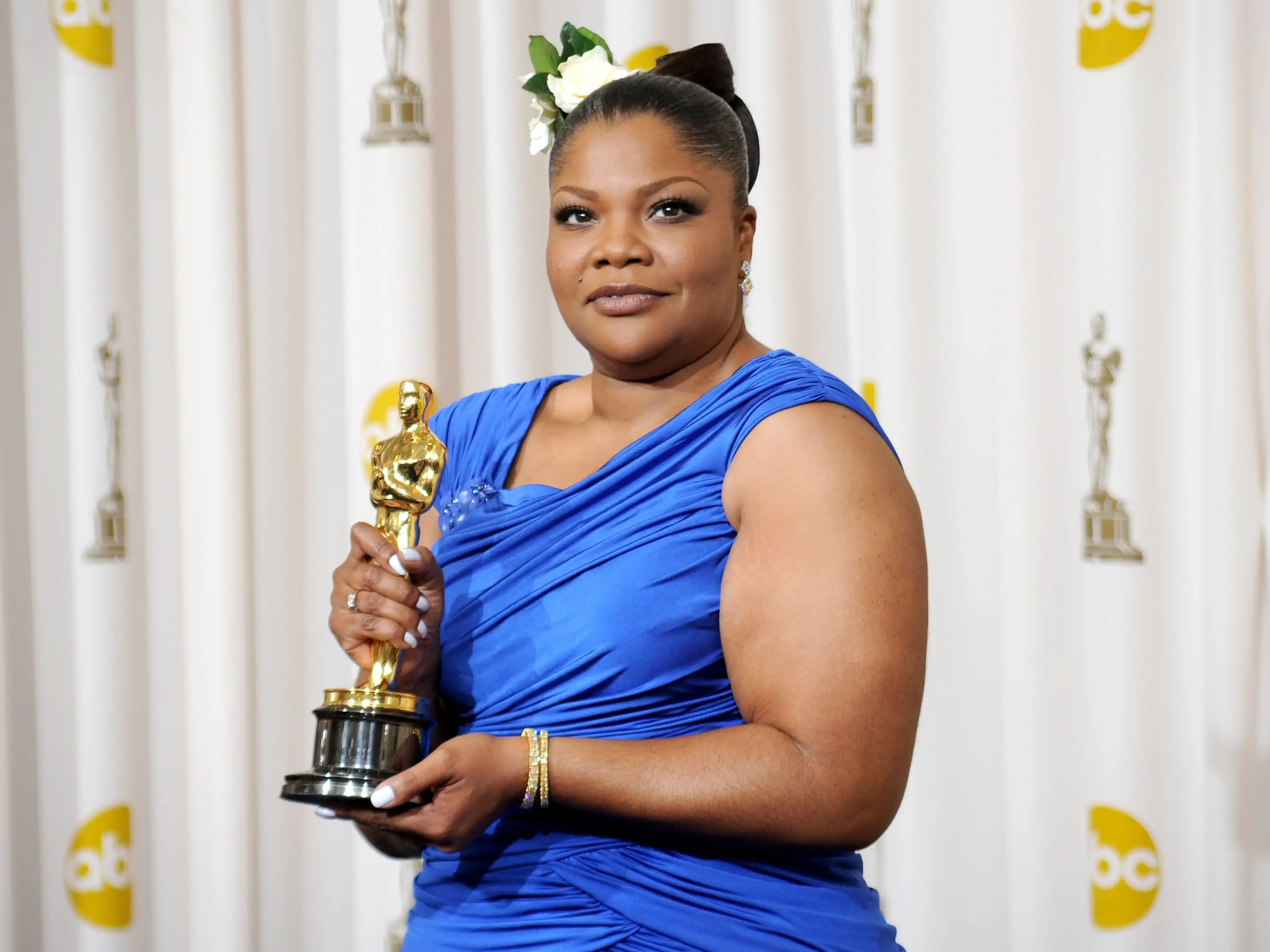 Mo'Nique posed with her Oscar for best supporting actress in 2010.