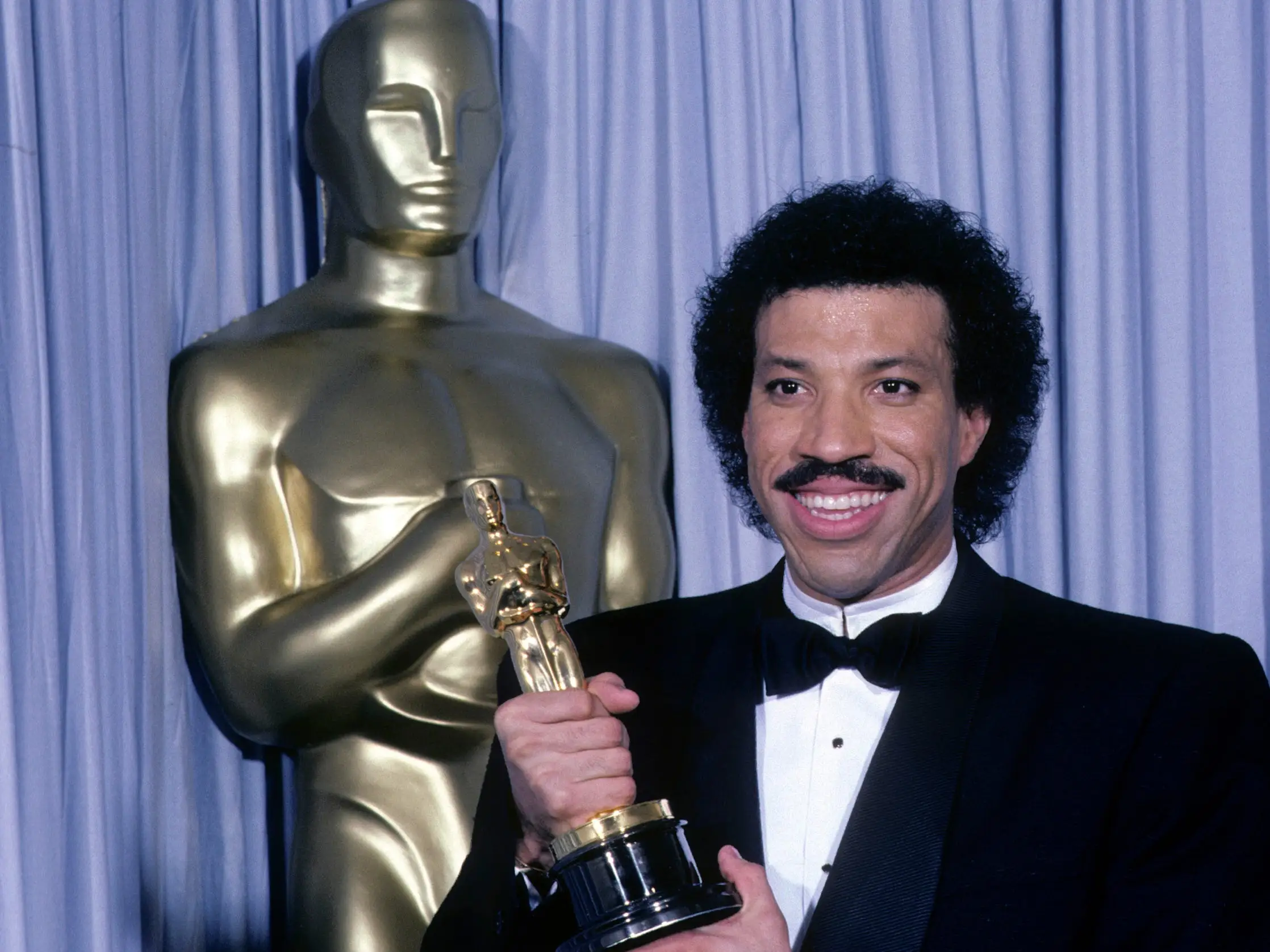 Lionel Richie posed with his Oscar for best original song in 1986.