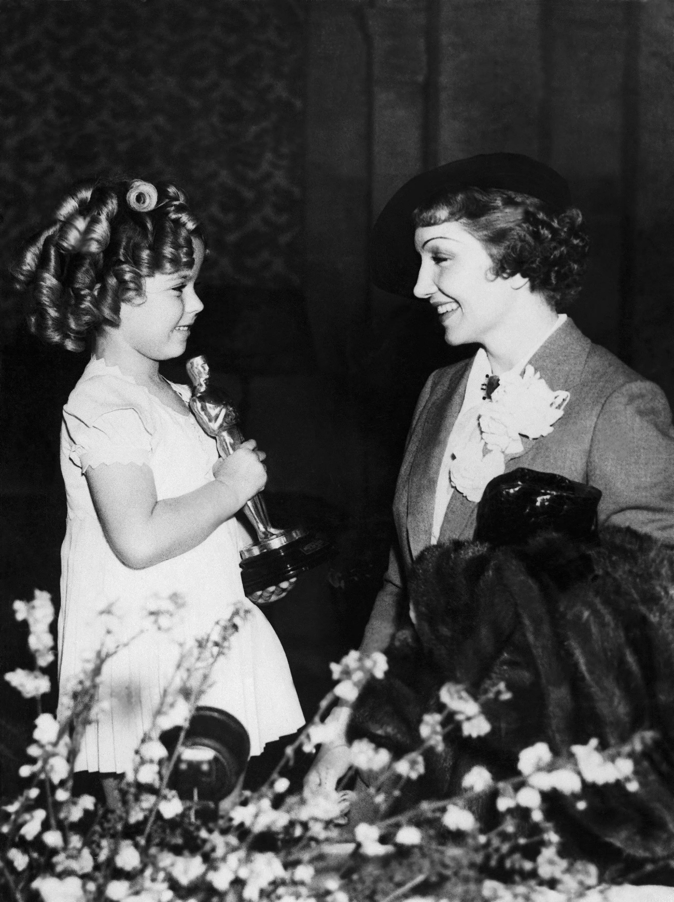 Claudette COLBERT congratulating Shirley TEMPLE