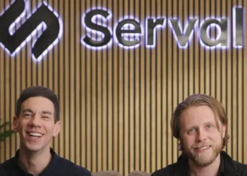 Eight ex-ServiceNow salespeople have been poached by upstart rival Serval as companies race to compete in the AI boom
