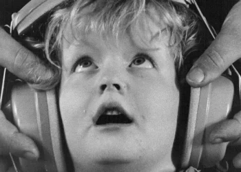 I tried Apple’s noise-canceling AirPods 4 for the first time. I felt like a scared Victorian child.