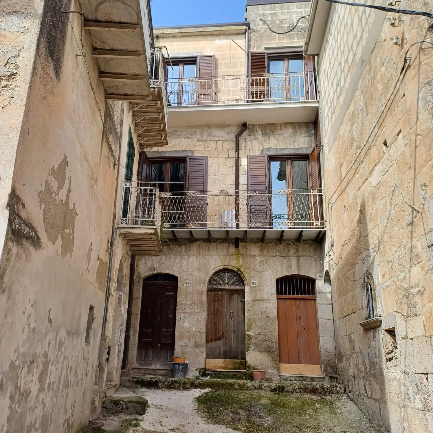 The front of an old home in Italy.