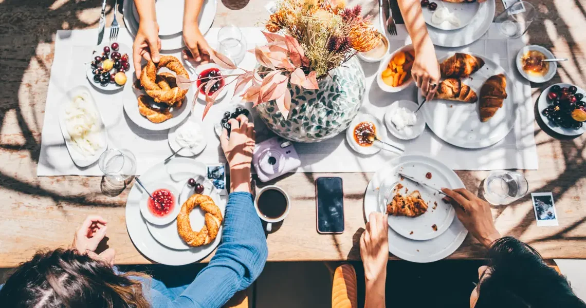 2 charts show how the highest and lowest earners spend their money