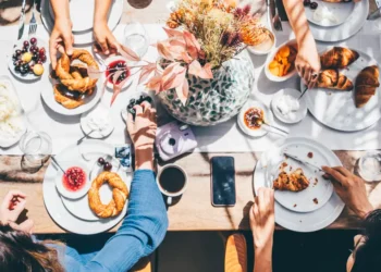 2 charts show how the highest and lowest earners spend their money