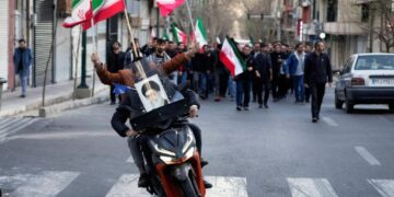 U.S. troops killed amid Iranian counterattack, fueling air defense fears