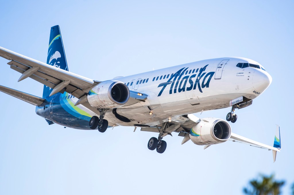 Alaska Airlines Boeing 737-890(WL) aircraft, registration N558AS, in flight.