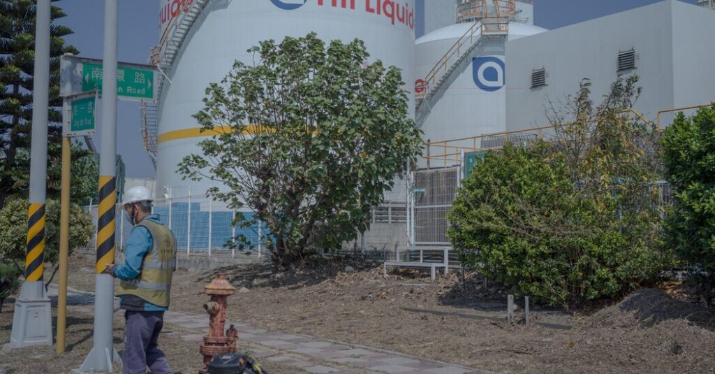 An Invisible Bottleneck: A Helium Shortage Threatens the Chip Industry