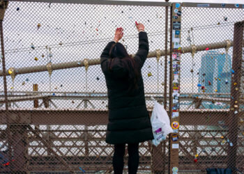 Guerrilla Battle Over Padlocks and Tourist Trash on the Brooklyn Bridge