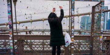 Guerrilla Battle Over Padlocks and Tourist Trash on the Brooklyn Bridge