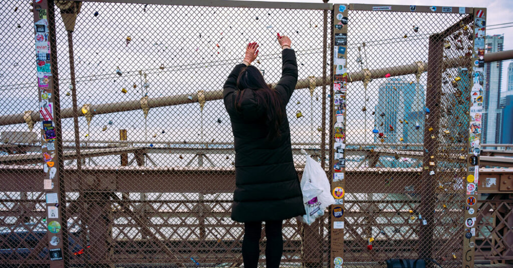 Guerrilla Battle Over Padlocks and Tourist Trash on the Brooklyn Bridge