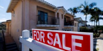 Top housing official asks wedding guests for help with home purchase