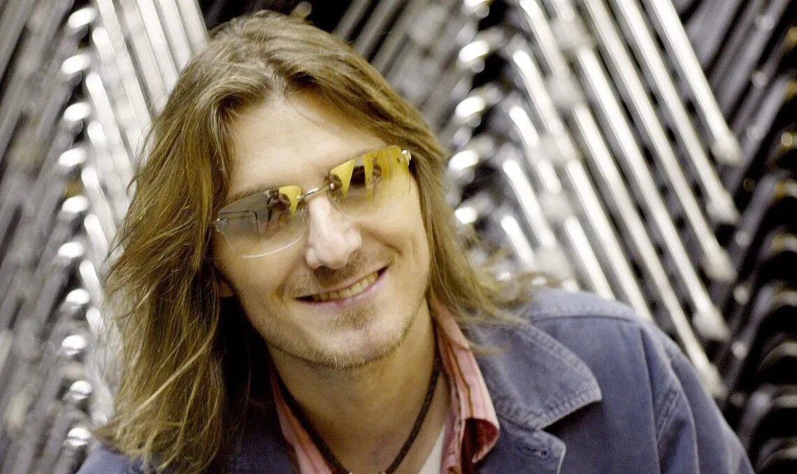 Mitch Hedberg Eerily Predicted Exactly How He Would Die (& That’s Not Even The Weirdest Thing About His Death)