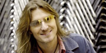 Mitch Hedberg Eerily Predicted Exactly How He Would Die (& That’s Not Even The Weirdest Thing About His Death)