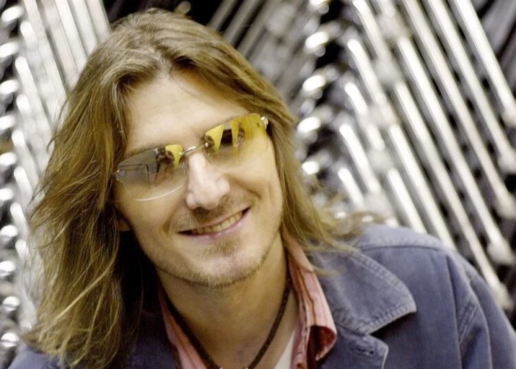 Mitch Hedberg Eerily Predicted Exactly How He Would Die (& That’s Not Even The Weirdest Thing About His Death)