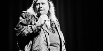Sam Kinison Once Punched Billy Idol’s Guitarist (According to Idol)