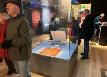 Letter written by Mary, Queen of Scots, prior to beheading draws crowds