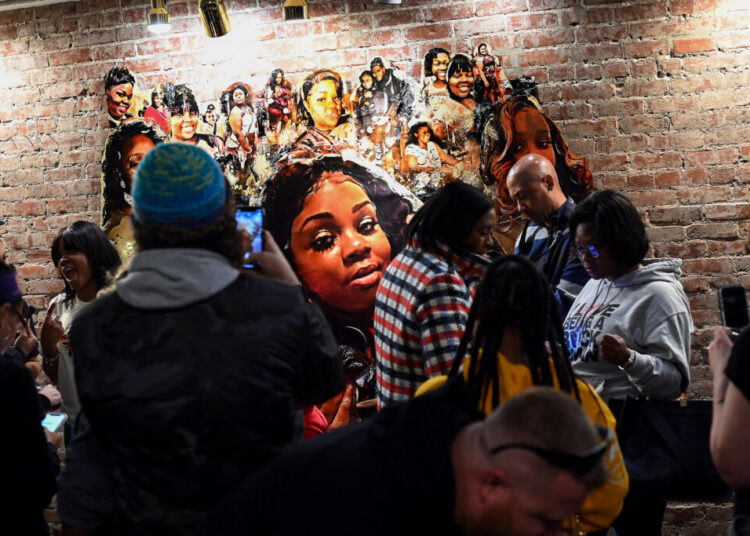 Judge agrees to dismiss charges against officers tied to Breonna Taylor raid