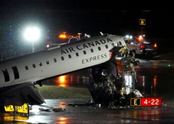 2 pilots dead after plane hits vehicle while landing at LaGuardia Airport