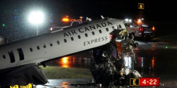 2 pilots dead after plane hits vehicle while landing at LaGuardia Airport